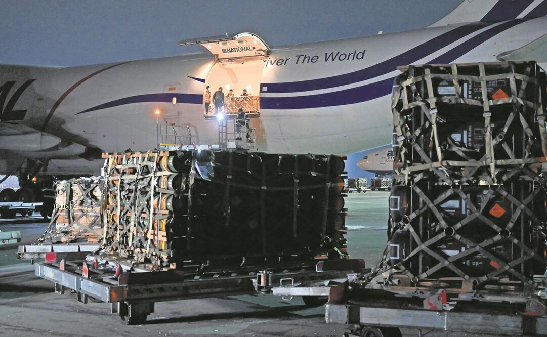 Un avión con equipo militar, armas y municiones aterrizó ayer en Kiev, para entregar el tercer envío de un paquete de seguridad de EU para Ucrania. Foto: SERGEI SUPINSKY/ AFP