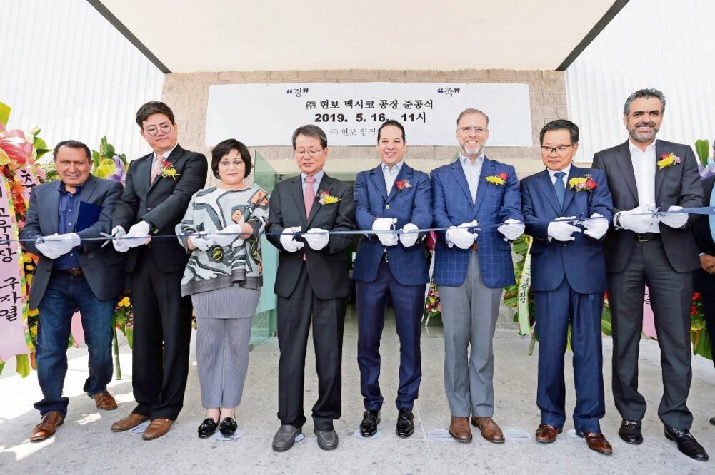 El gobernador Francisco Domínguez Servién y Jin Kwak, CEO de Hyunbo Corp., encabezaron la inauguración de la planta de autopartes, en la que se destacó que esta industria genera 65 mil empleos en la entidad. 