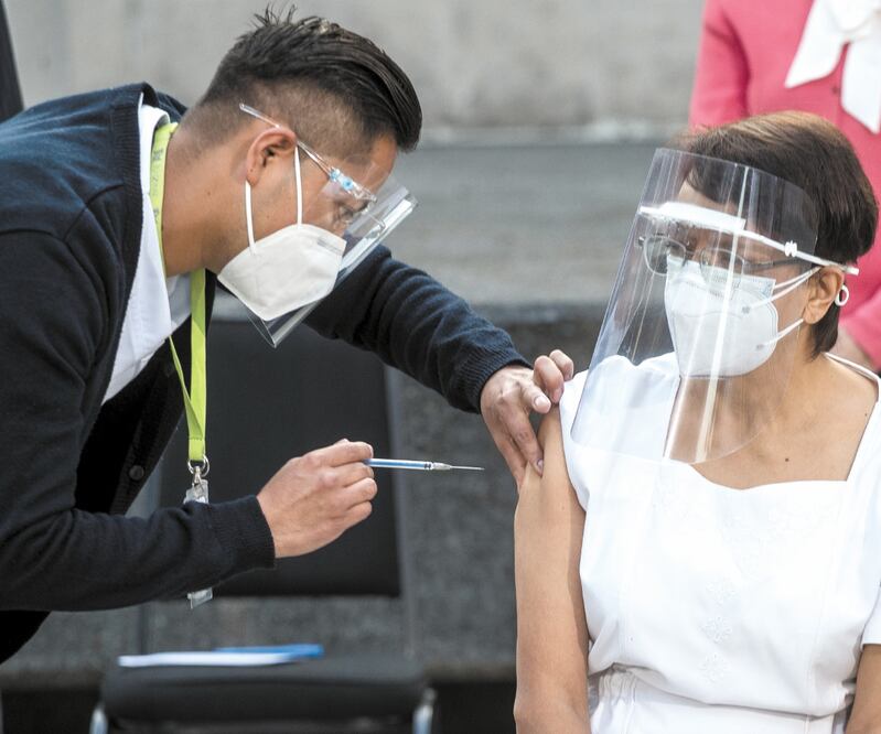 En los últimos cinco días han llegado al país 45 mil 900 vacunas y se han aplicado entre el personal médico de cuatro entidades. ARCHIVO EL UNIVERSAL