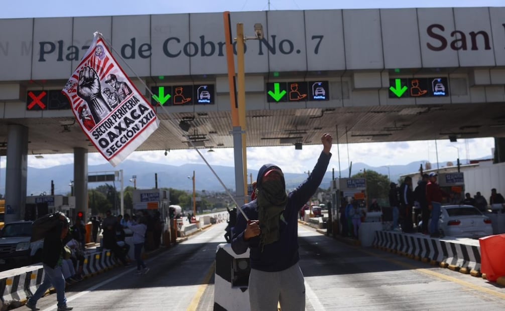 Maestros de la CNTE dejan el paso libre en la caseta de San Marcos en la autopista México-Puebla. Foto: Diego Simón Sánchez / EL UNIVERSAL