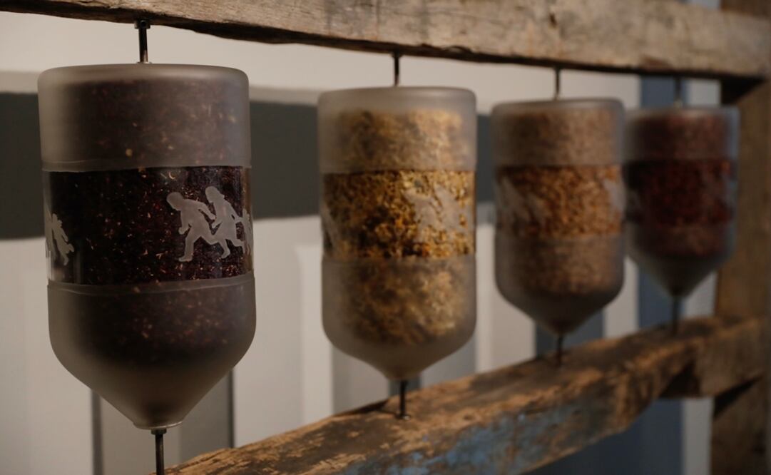 El Museo de Arte Carrillo Gil recibe la exposición "Construyendo puentes. Arte chicano mexicano de Los Ángeles a la Ciudad de México". En la foto, la obra "Bendición para un mojado", de Viviana Paredes. Foto: Ivan Stephens / EL UNIVERSAL