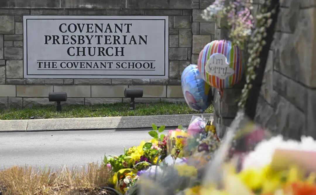 Uno de los accesos a la Escuela Covenant se ha convertido en un altar para las víctimas de un tiroteo, el martes 28 de marzo de 2023, en Nashville, Tennessee. Foto: AP