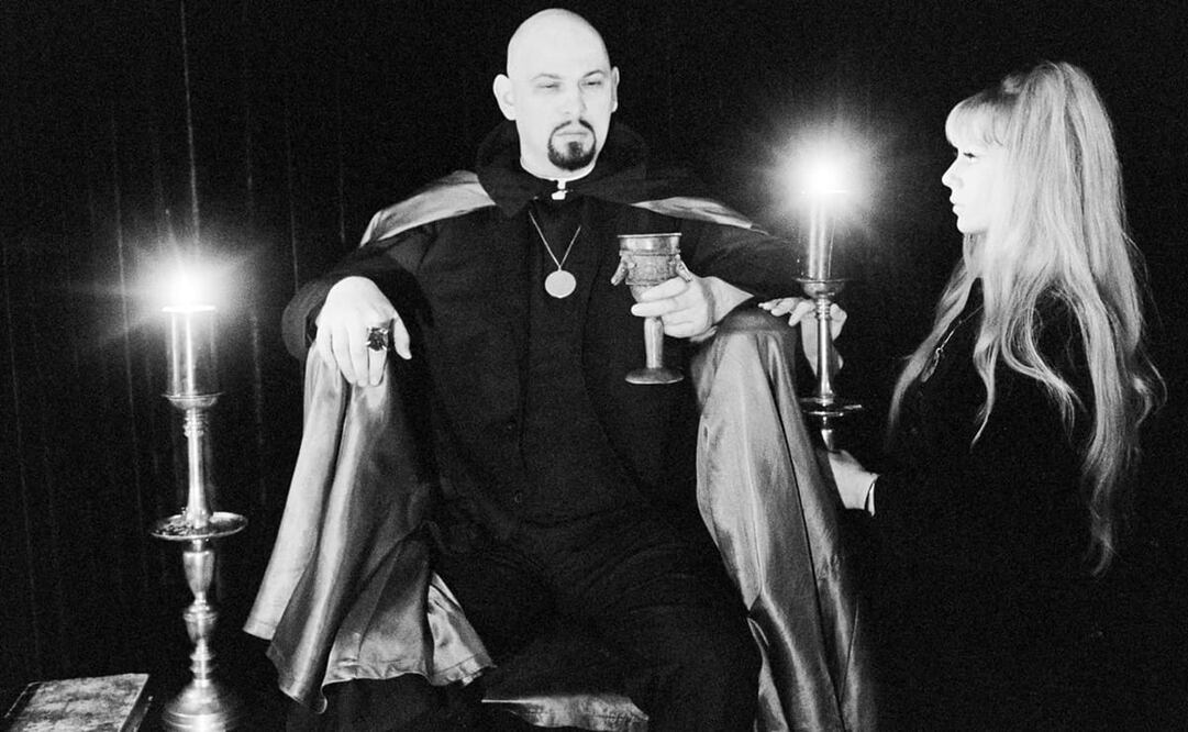 Anton LaVey durante una “misa negra”. Según afirmó la revista TIME, esos ritos satanistas eran “más teatro que verdadera creencia”. Foto: BRITANNICA/ESPECIAL.