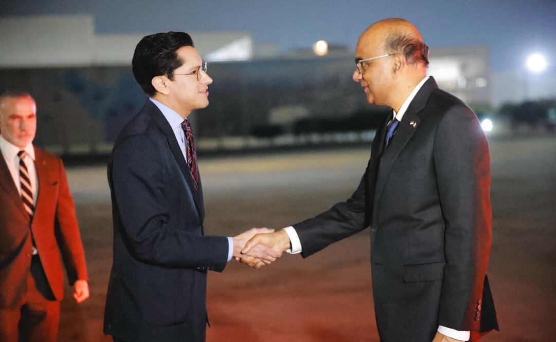 Roberto Velasco, encargado de la SRE ante la licencia del canciller De la Fuente, recibió al presidente de Singapur, Tharman Shanmugaratnam. Foto: Especial