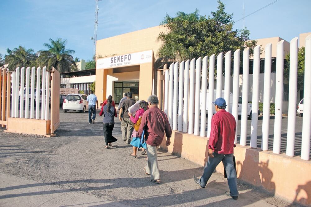 Identifican a las víctimas. El viernes, los familiares de los artesanos llegaron a Chilpancingo para reconocer los cuerpos. (ARTURO DE DIOS. EL UNIVERSAL)
