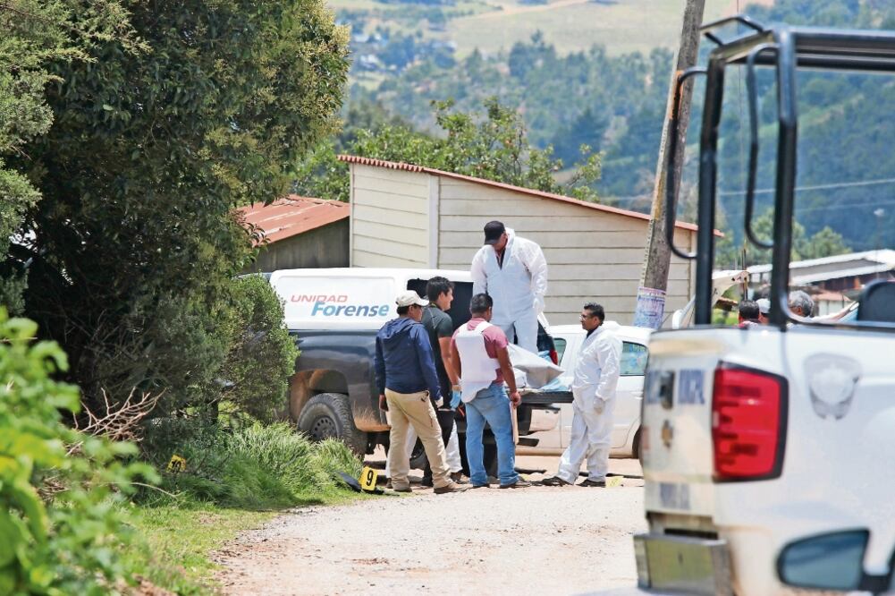 Personal de la Fiscalía General del Estado de Puebla arribó al municipio de Vicente Guerrero para realizar el procesamiento de la escena y llevar a cabo el levantamiento de los cinco cadáveres (OMAR CONTRERAS. EL UNIVERSAL)