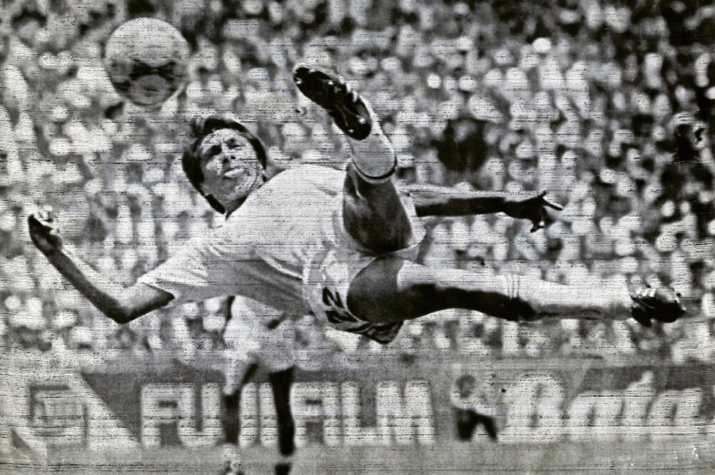 Manuel Negrete prendió de media tijera un pase de Javier Aguirre para hacer un excelso gol a Bulgaria (ARCHIVO. EL UNIVERSAL)