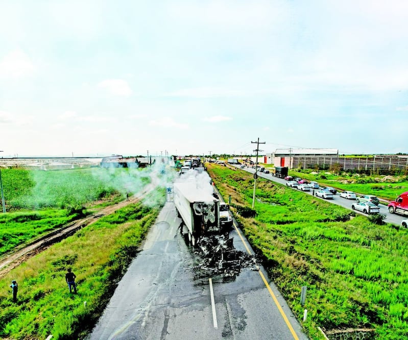 Carreteras federales de Zacatecas fueron bloquedas con camiones a los que le prendieron fuego, el pasado 27 de agosto. Foto: Archivo EL UNIVERSAL 