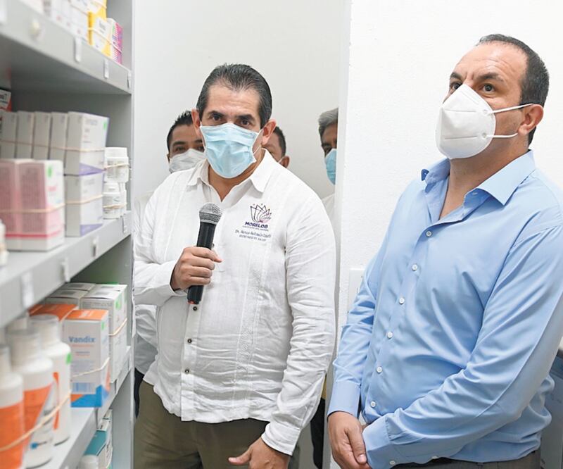 El mandatario Cuauhtémoc Blanco (der.) y el secretario de Salud de Morelos, Marco Antonio Cantú, quien dijo que la obra se entrega en un momento crucial para el estado, derivado de la emergencia sanitaria por el Covid-19. 