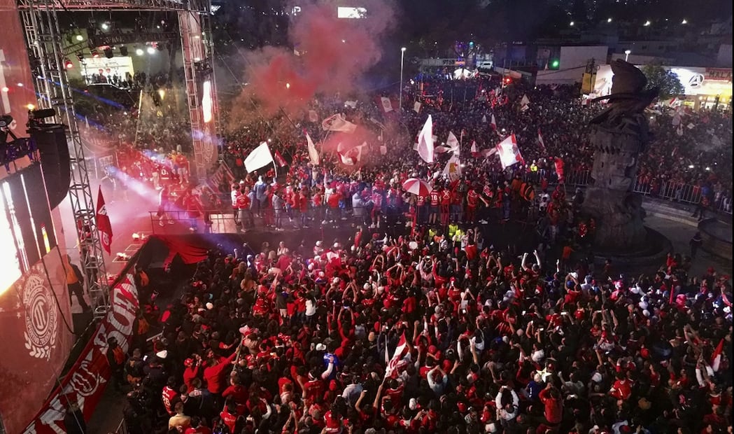 Integrantes del equipo de los Diablos Rojos festejan con aficionados la consecución del campeonato de la Liga MX de futbol en la ciudad de Toluca, el lunes 26 de mayo de 2025. Foto: EFE
