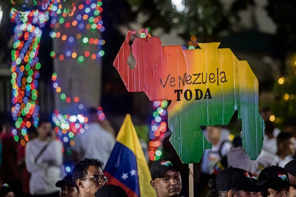 Asistentes a una celebración en Caracas por los resultados del referéndum por el Esequibo. Foto: Miguel Gutiérrez | EFE