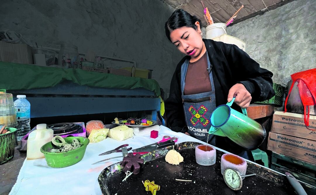 Nallely haciendo la comida navideña, con estilo tradicional. Foto: Mildred Ramos / EL UNIVERSAO