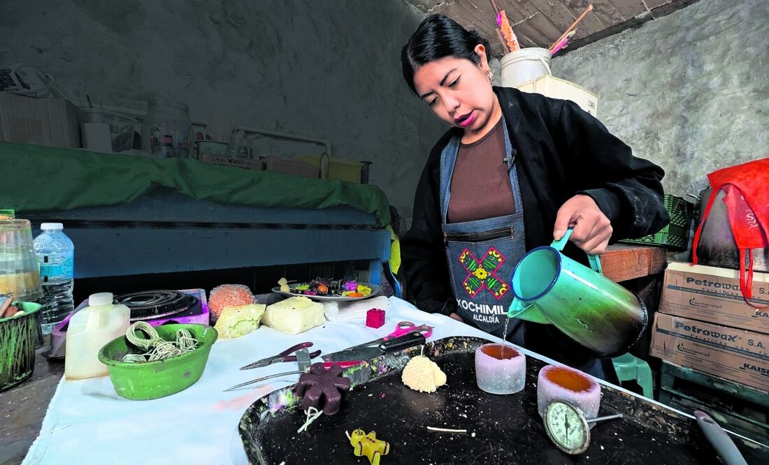 Nallely haciendo la comida navideña, con estilo tradicional. Foto: Mildred Ramos / EL UNIVERSAO