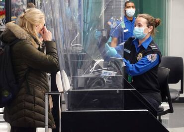 Autoridades sanitarias de EU recomiendan a estadounidenses no viajar a México