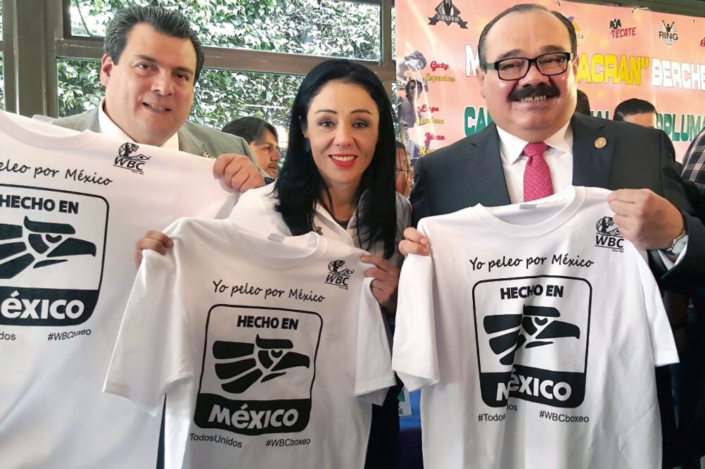 Mauricio Sulaimán (izq.), titular del Consejo Mundial de Boxeo, resaltó la calidad de los pugilistas mexicanos (CMB)