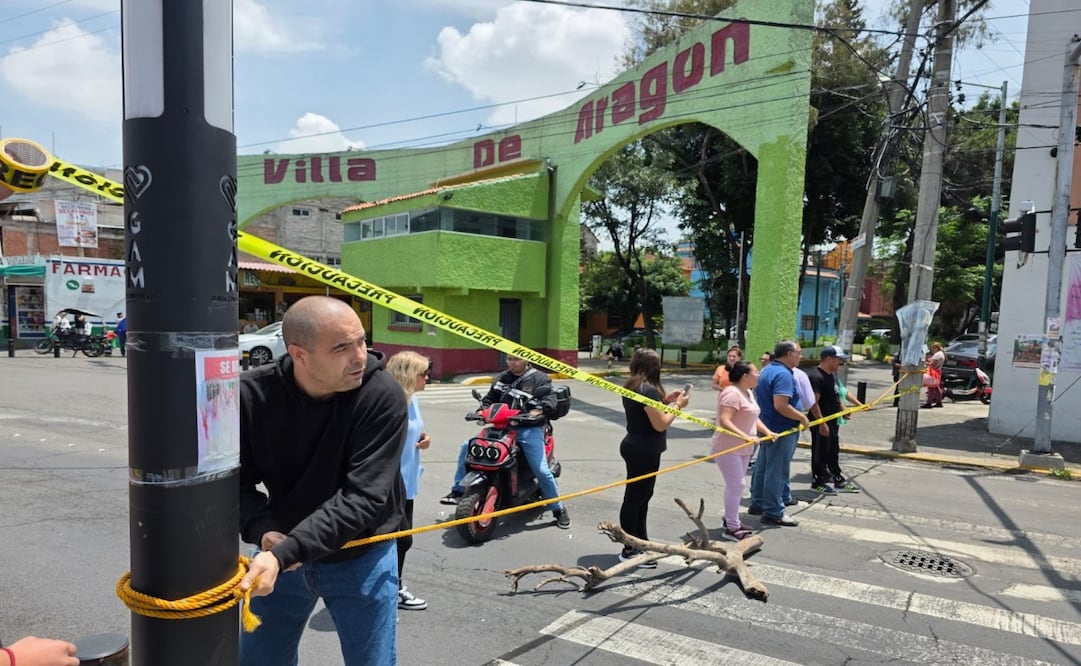 Vecinos de Villa de Aragón, en la GAM, bloquean vialidad por retiro de puerta. Foto: Especial