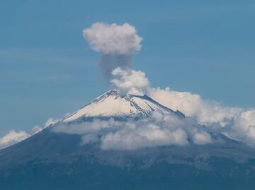 Cae ceniza volcánica en Amecameca; Popocatépetl registra otra explosión