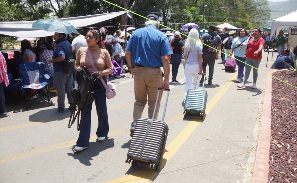 El bloqueo provocó que turistas y usuarios deban ingresar y salir caminando de las instalaciones. Foto:  Edwin Hernández / EL UNIVERSAL