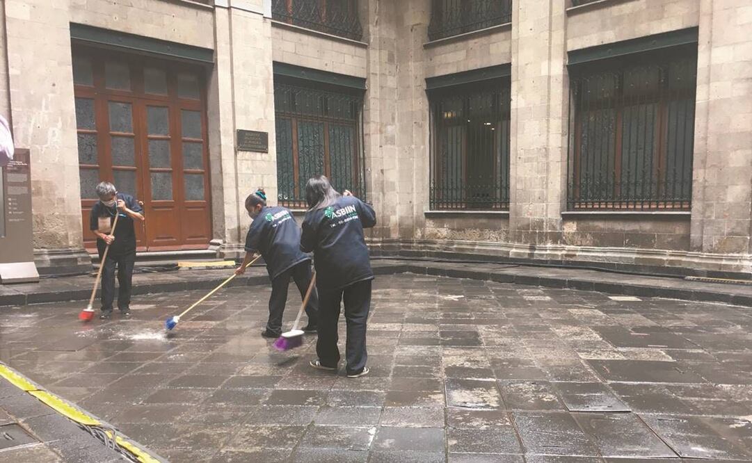 Empleados de la empresa Asbiin S.A. de C.V. limpiaron los corredores con cubetadas de agua, escobas y trapeadores. Fotos: Pedro Villa y Caña/ El Universal.