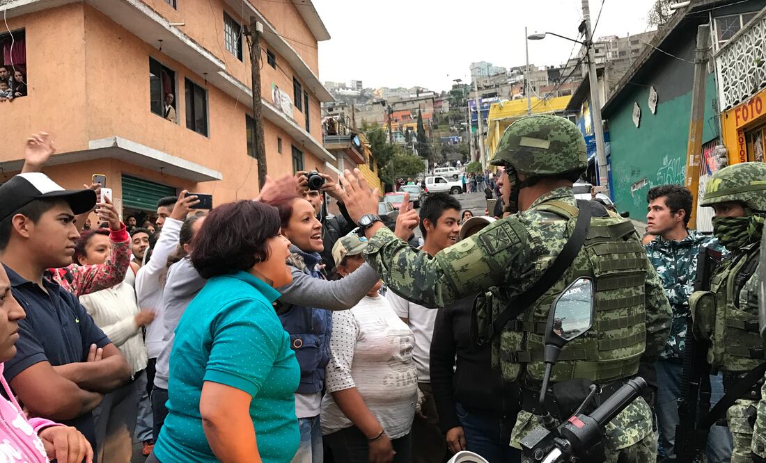 Elementos del Ejército Mexicano que intentaron ingresar el poblado fueron detenidos por un numeroso grupo de mujeres y jóvenes (Rebeca Jiménez / EL UNIVERSAL)