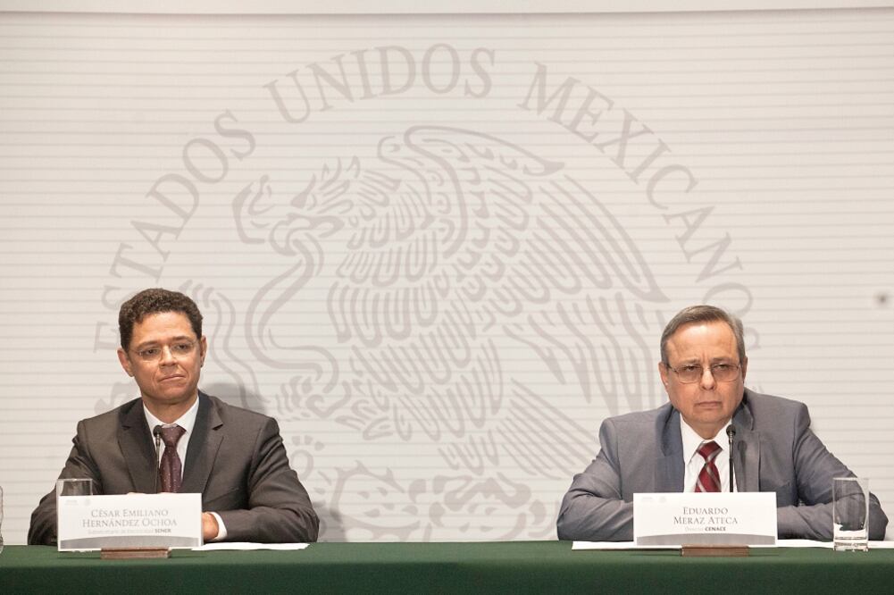 César Emiliano Hernández, subsecretario de Energía, y Eduardo Meraz, director del Cenace, al informar de la licitación (CRISTOPHER ROGEL. EL UNIVERSAL)