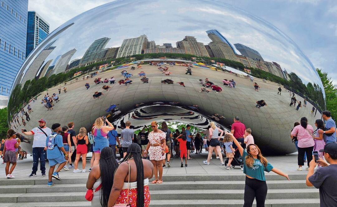 Los visitantes posan frente a la escultura Cloud Gate, que refleja el horizonte de Chicago, urbe que será la sede de la Convención Nacional Demócrata. Foto: Tannen Maury | AFP