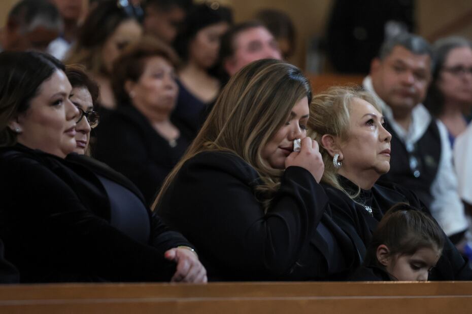 Linda Valenzuela junto a sus hijos, durante el funeral de Fernando Valenzuela - Foto: AP