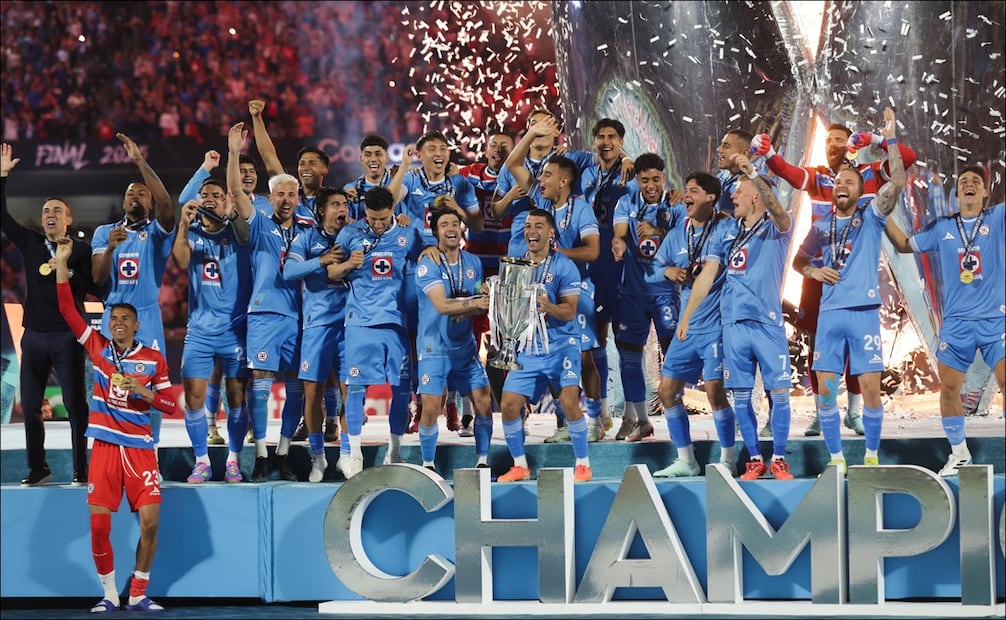 Cruz Azul levanta el trofeo de campeón de CONCACAF / Foto: Carlos Mejía - EL UNIVERSAL