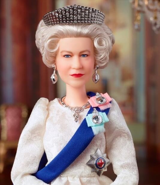 La reina Isabel II ya tiene su propia muñeca Barbie