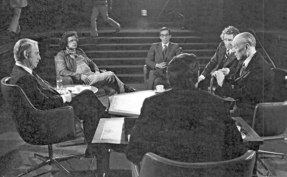 Programa de tv Encuentros, en 1973. Germán Bleiberg, Adriano González, Salvador Elizondo, Juan José Arreola y Borges. De espaldas, Álvaro Gálvez. Foto: PAULINA LAVISTA