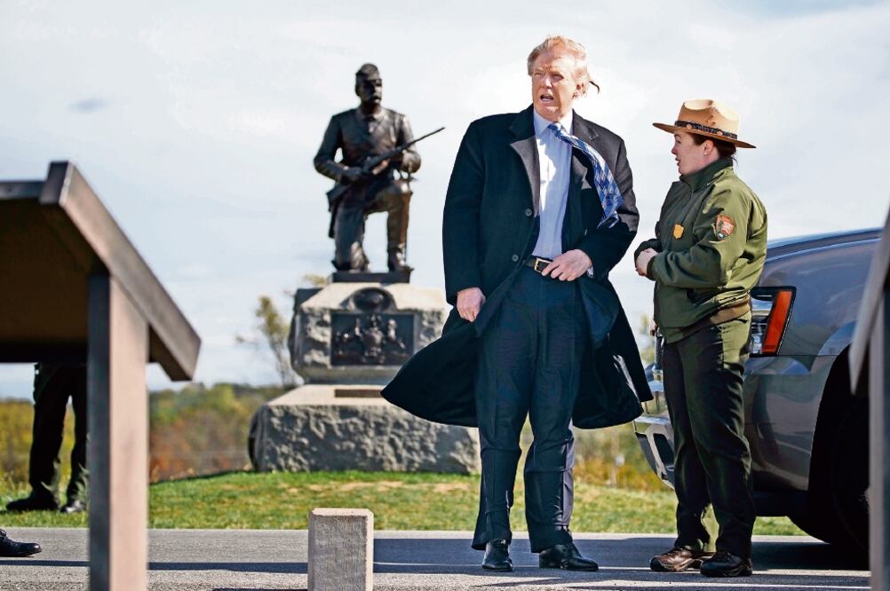 El candidato republicano a la Casa Blanca, Donald Trump, ayer durante su visita al parque militar ubicado en Gettysburg, Pennsylvania (EVAN VUCCI. AP)