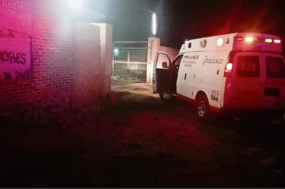 Atención. Paramédicos y la Fiscalía Mexiquense arribarron a la ex hacienda de Zoapayuca para atender a las víctimas y recoger el cuerpo (ESPECIAL)