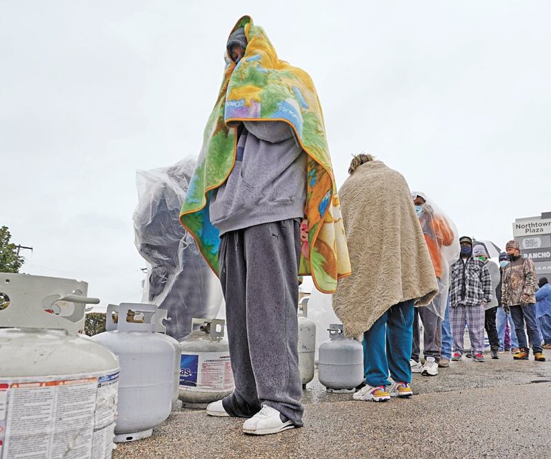 Decenas de personas en Houston hacen fila para comprar gas propano, usado para la calefacción, ante la falta de electricidad en la ciudad. Foto: DAVID J. PHILLIP. AP