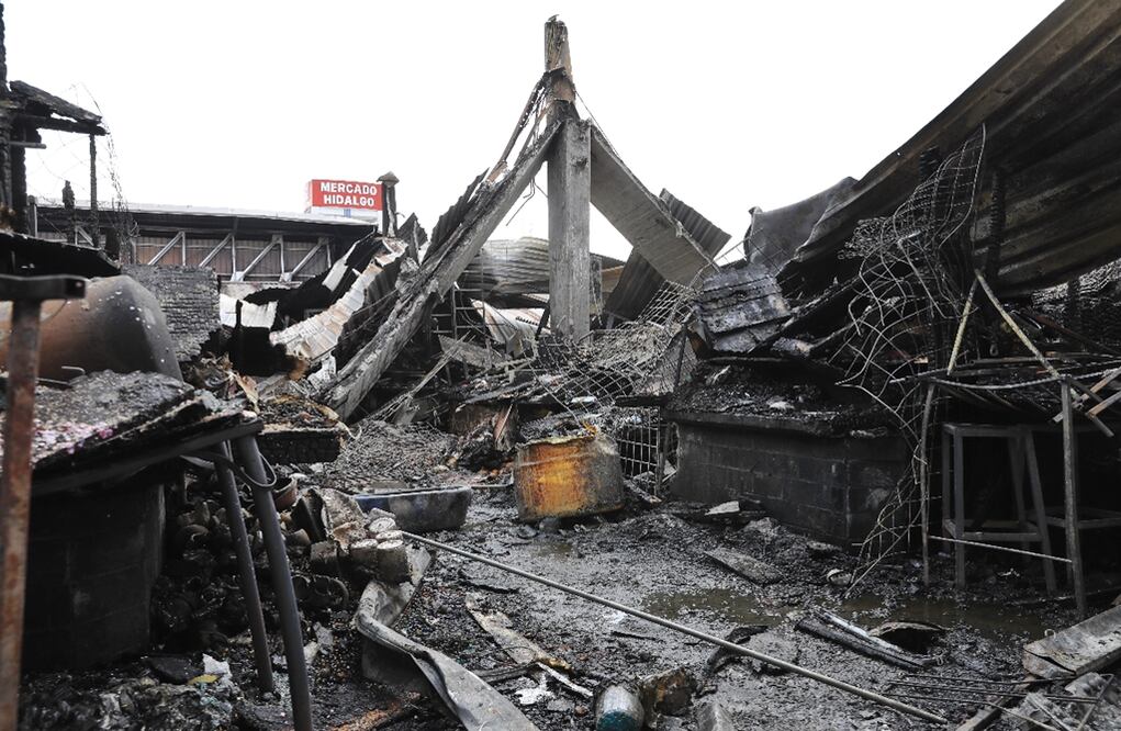 “El Mercado se consumió en 20 minutos”, dice Ángel, quien tiene cuatro locales de comida en este Mercado. Tres de ellos, que le daban sustento económico a ocho empleados más dos de su familia ahora no tienen nada. 