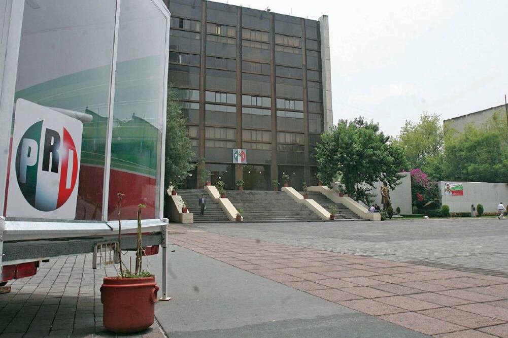 El PRI es el que tiene más deudas vigentes ante distintos bancos por 513 millones de pesos, a través de siete préstamos con los bancos Interacciones, Banorte y Afirme (ARCHIVO. EL UNIVERSAL)
