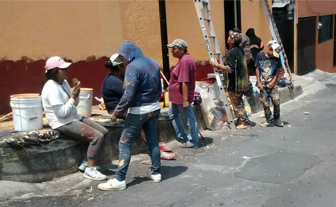 Un grupo de personas pinta las fachadas de varias viviendas, a una semana de la elección de la Constituyente. Foto: Gerardo Suárez