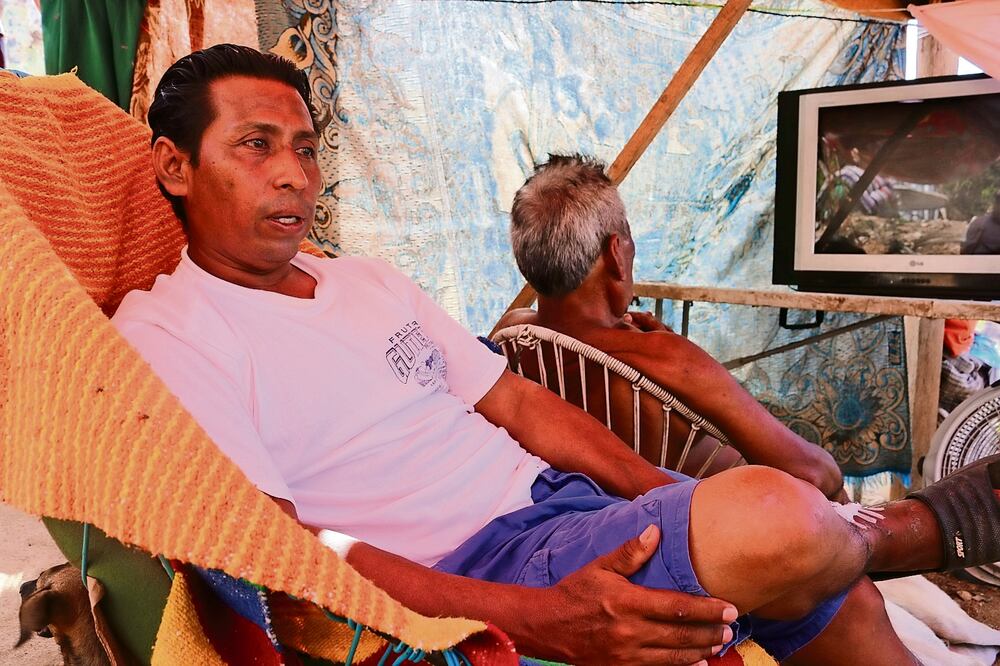 Cándido Trinidad de la Cruz es un sobreviviente de Otis. Los primeros minutos del 25 de octubre pasado, la corriente de agua se llevó su casa y a su familia. Foto: Arturo de Dios Palma | El universal