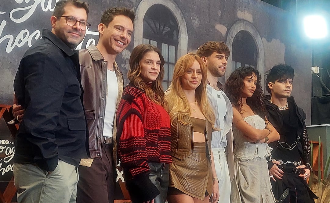 Irene Azuela junto a parte del elenco de la serie "Como agua para chocolate". Foto: Sughey Baños/ EL UNIVERSAL.