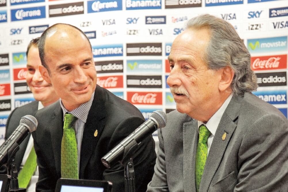 Guillermo Cantú y Decio de María Serrano, en conferencia en la FMF (JUAN CARLOS REYES. EL UNIEVERSAL)