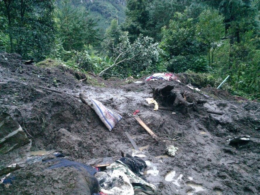 Fuentes de la Secretaría de Protección Civil de Veracruz indicaron que dos viviendas fueron sepultadas por el alud en la localidad de Xilomichi (EFE)