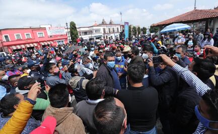 Comerciantes y policías se confrontan por instalación de tianguis en Santiago Tianguistenco