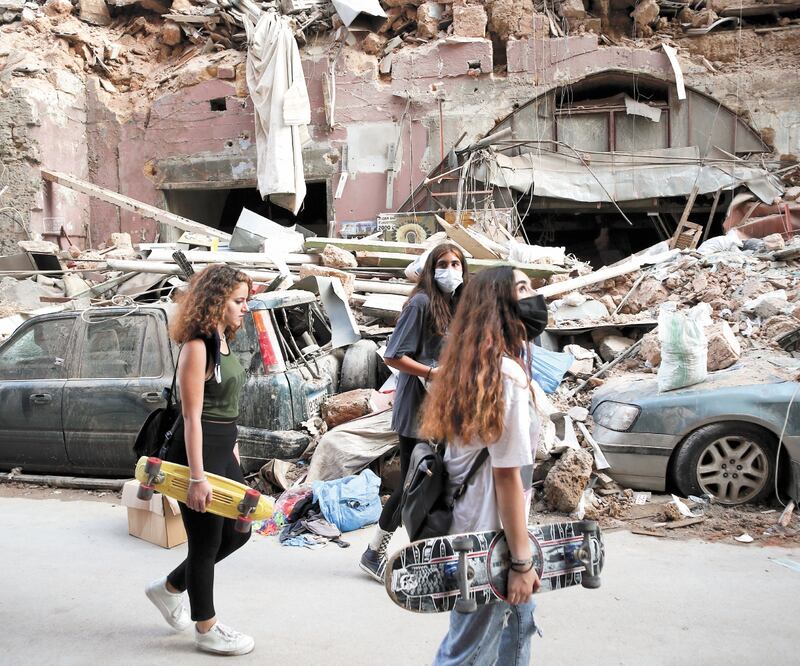 Jóvenes pasan en un barrio cercano a donde ocurrieron las explosiones el martes pasado, en Beirut. Foto: THIBAULT CAMUS. AP
