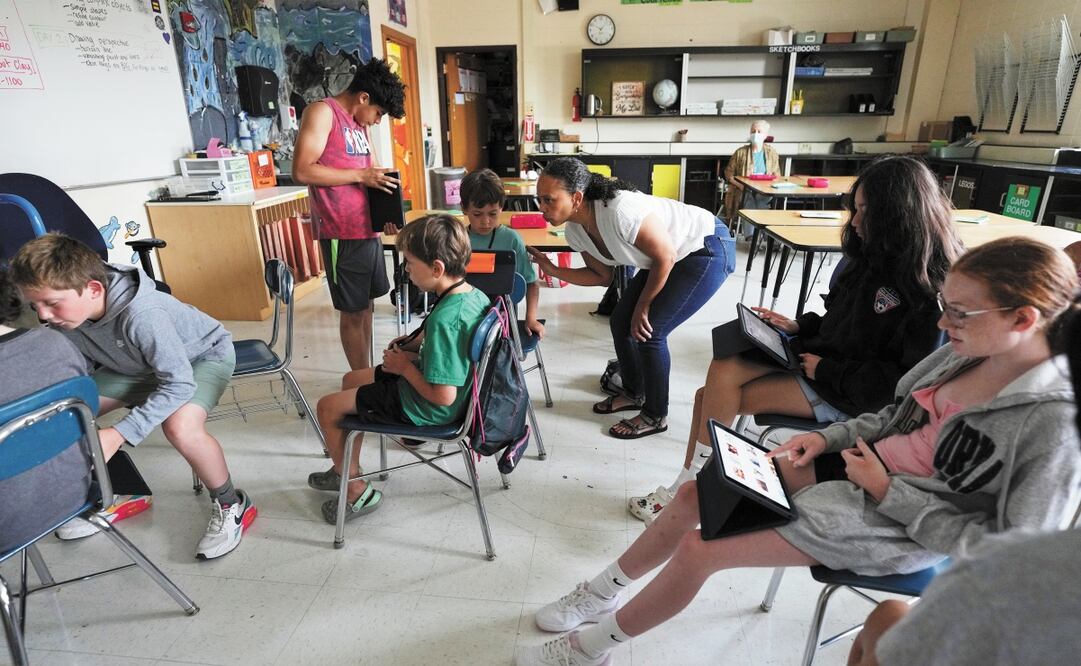 Una maestra con sus alumnos, en River Forest, Illinois. Foto: Nam Y. Huh  / AP