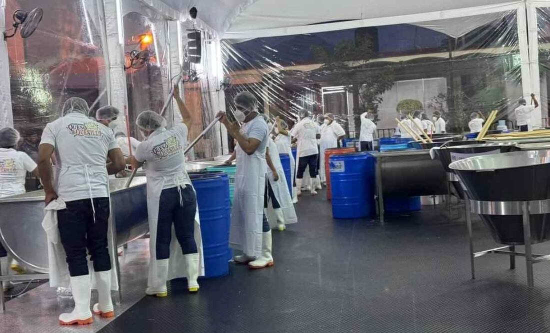 Pijijiapan, Chiapas mantiene el Récord Guinness del quesillo más grande del mundo, luego de que en agosto pasado elaboraran uno de 558 kilos. Foto: Especial