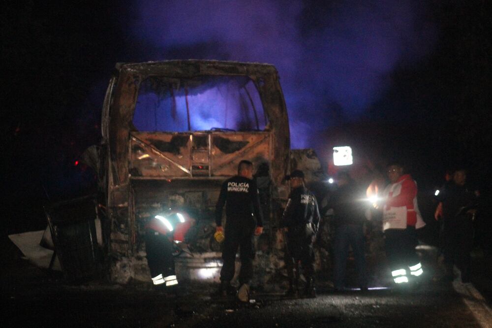 De acuerdo con los primeros reportes, el choque se dio entre un vehículo particular y un autobús; ambas unidades se incendiaron (EFE)