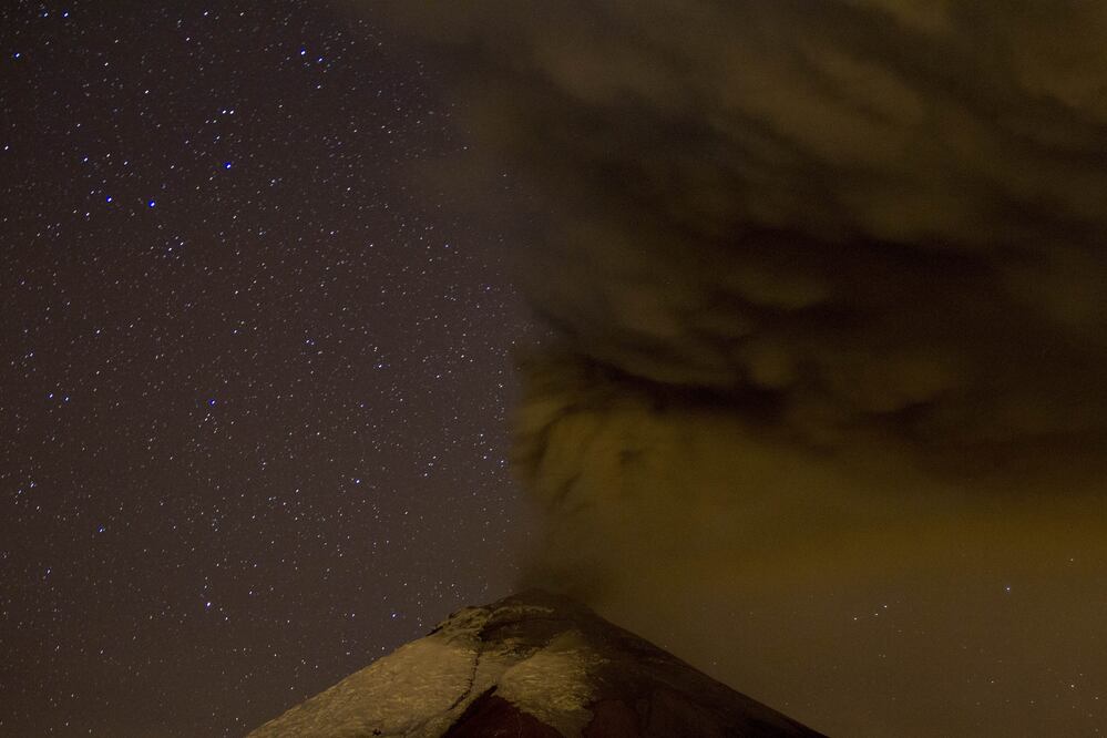 Las emisiones formaron nubes que ascendieron hasta unos mil 500 metros sobre la cumbre (EFE)
