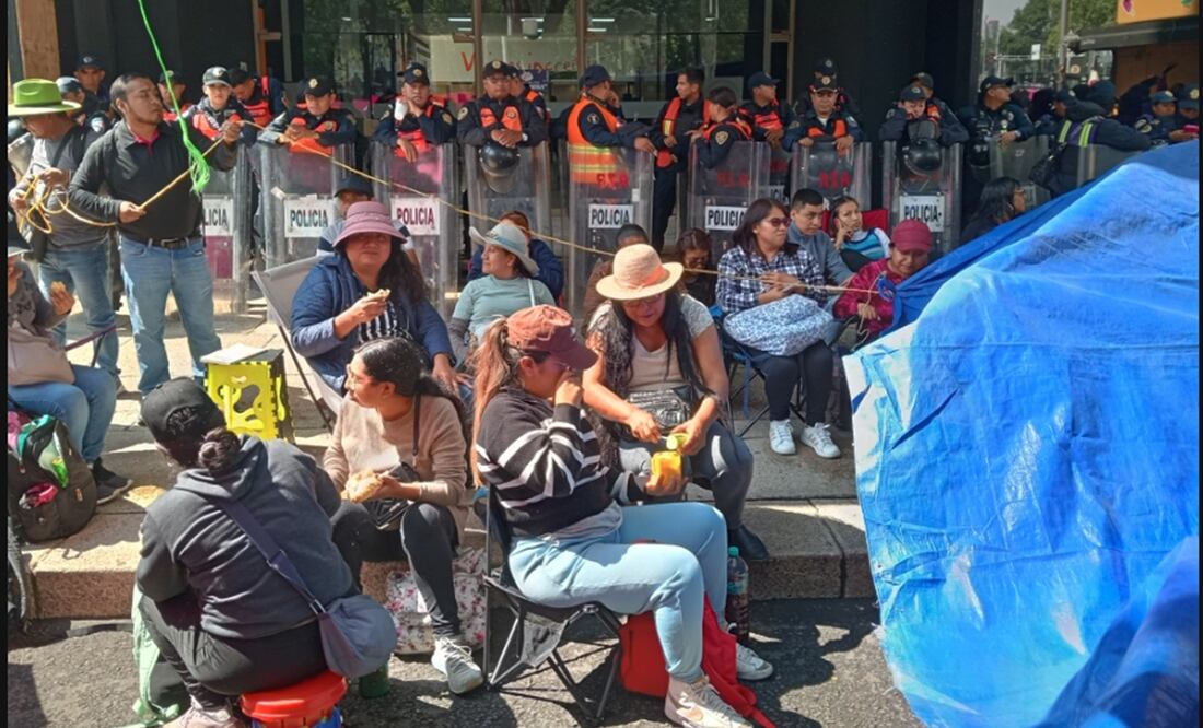 En el doceavo día de manifestaciones de la CNTE realizaron una serie de concentraciones simultáneas en diversas instituciones financieras de la Ciudad de México, el 27 de mayo de 2025. Foto: Gabriel Pano/EL UNIVERSAL