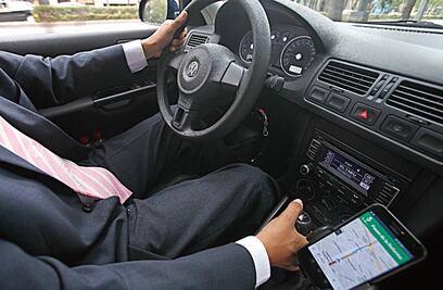 Detienen a tres sujetos por robo de taxis Uber en Edomex