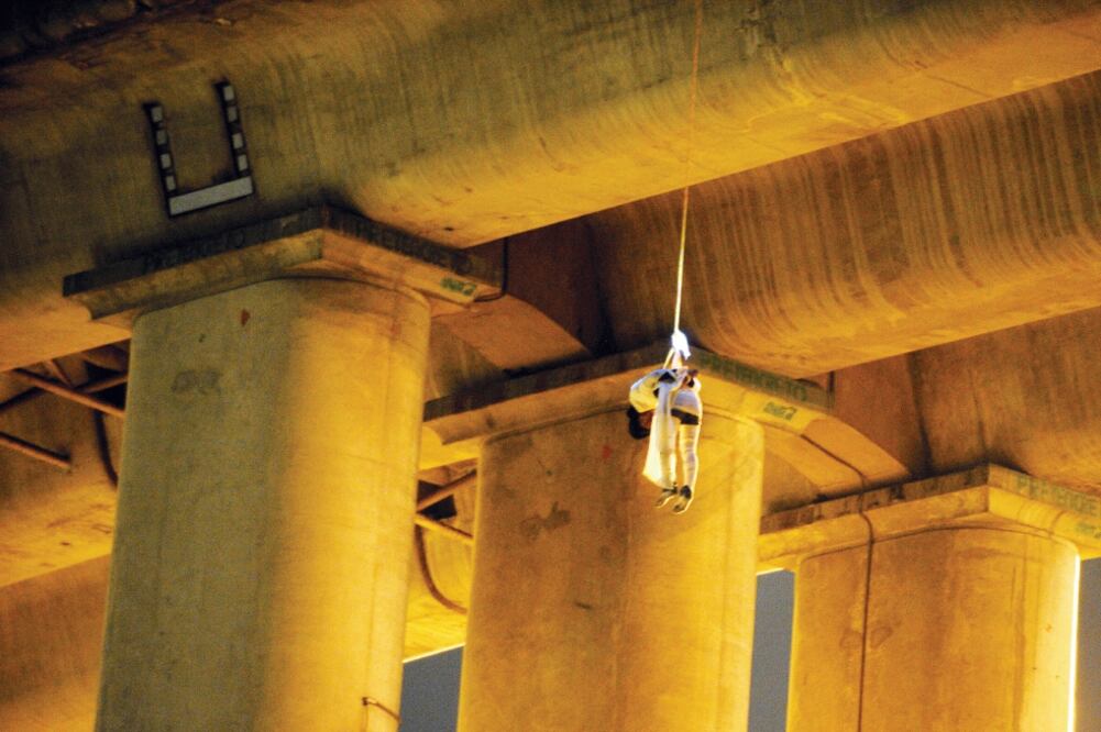 Elementos del sistema de videovigilancia alertaron sobre la presencia de un bulto en el puente de La Concordia, cerca de las 4:20 de la madrugada (LUIS CARBAYO. CUARTOSCURO)