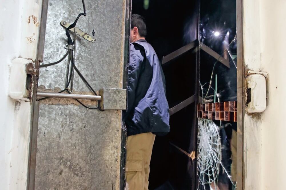 Detrás de un espejo está la puerta que da acceso al pasadizo secreto por donde se escapó El Chapo, el cual se conecta con la red de drenaje público de la ciudad de Los Mochis, Sinaloa (LUIS CORTÉS. EL UNIVERSAL)